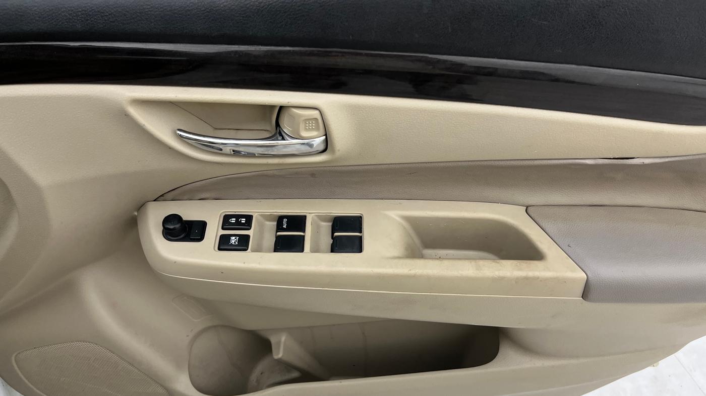 2016 Maruti Ciaz ZDI SHVS, Diesel, Manual, 89,657 km, Driver Side Door Panels Control