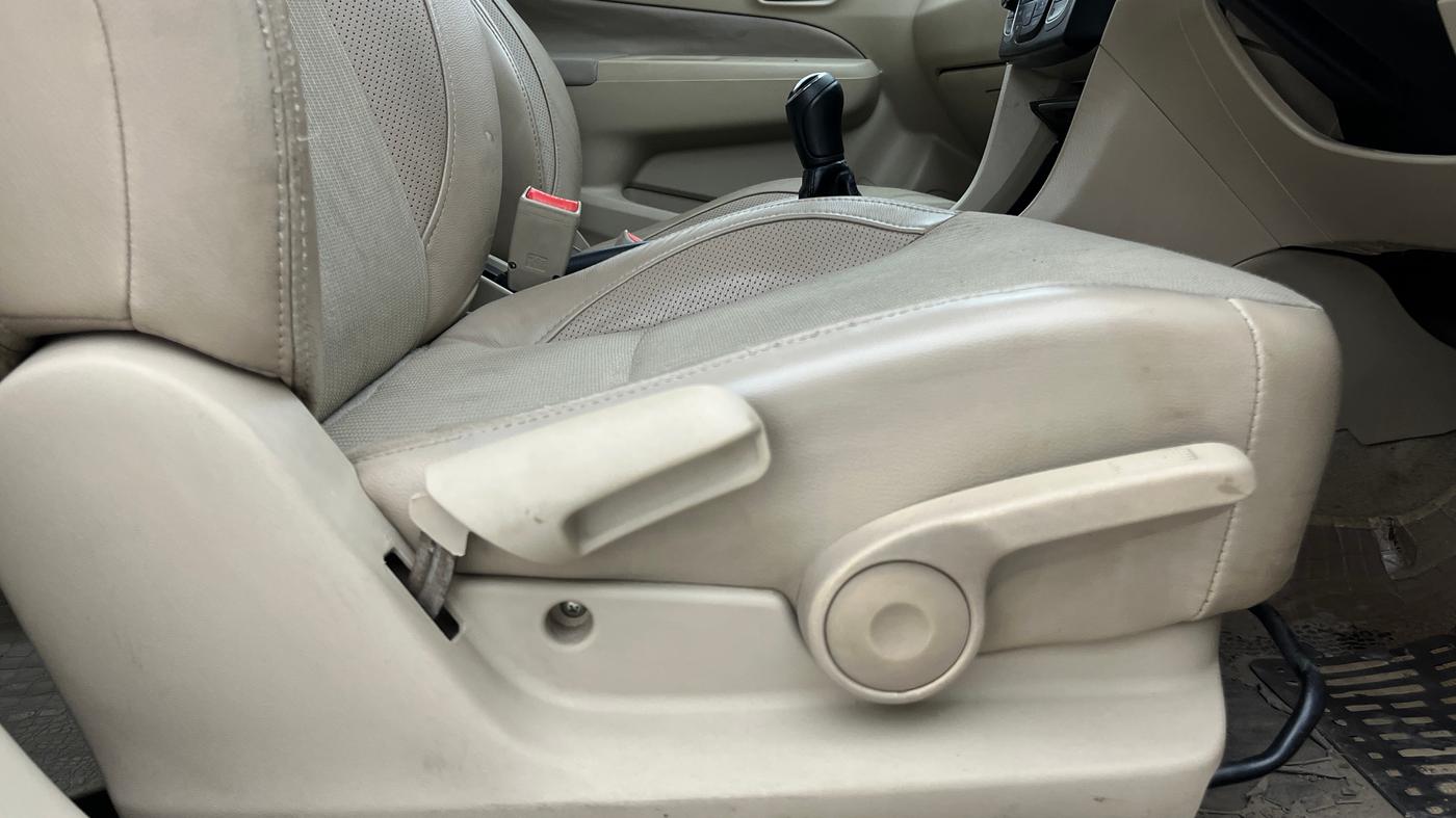 2016 Maruti Ciaz ZDI SHVS, Diesel, Manual, 89,657 km, Driver Side Adjustment Panel