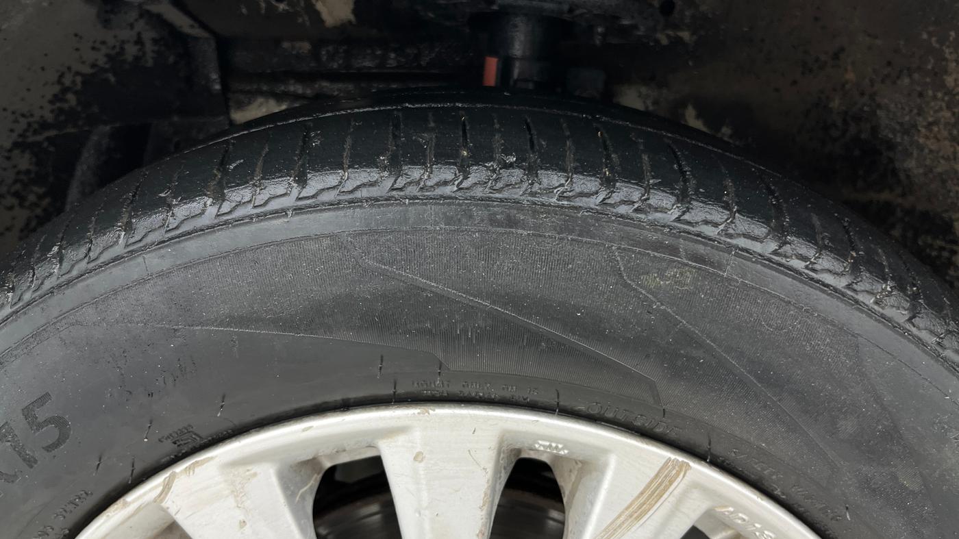 2016 Maruti Ciaz ZDI SHVS, Diesel, Manual, 89,657 km, Left Front Tyre Tread