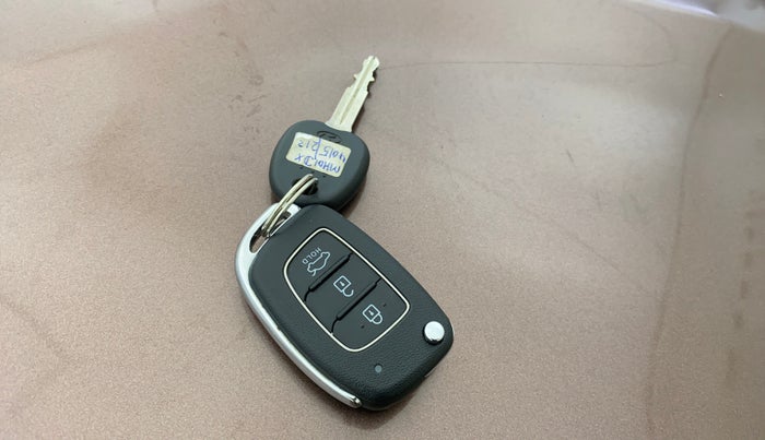 2021 Hyundai AURA S 1.2 CNG, CNG, Manual, 29,152 km, Key Close Up