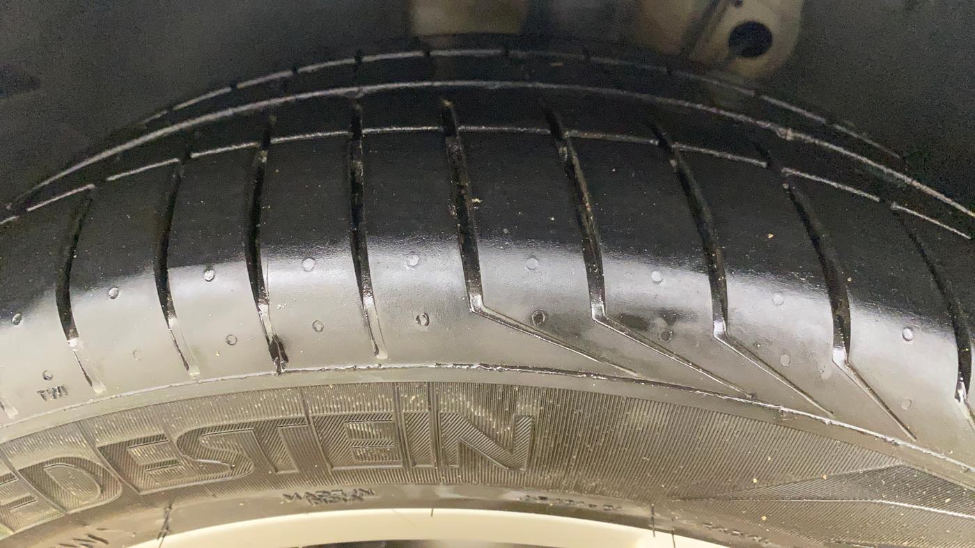 2018 Skoda Superb STYLE 1.8 TSI AT, Petrol, Automatic, 65,106 km, Left Front Tyre Tread