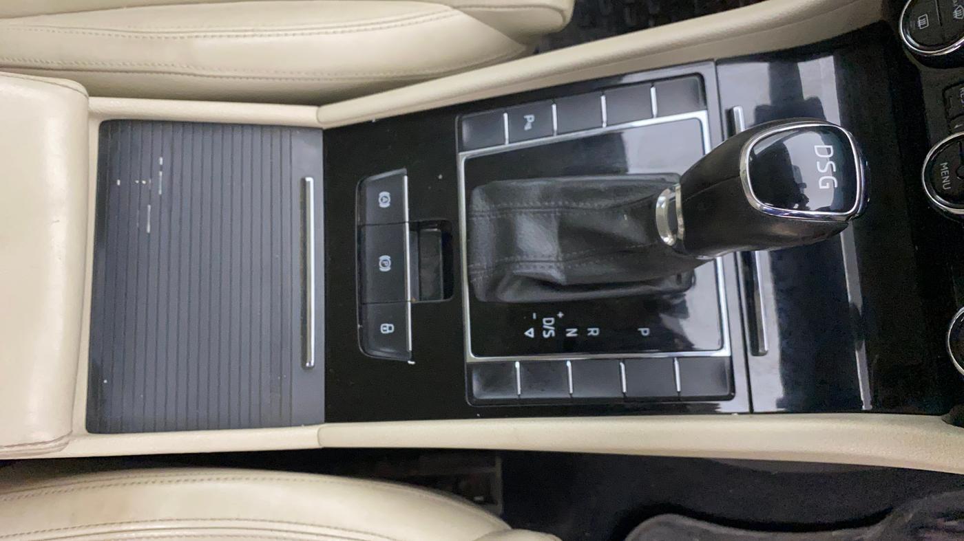 2018 Skoda Superb STYLE 1.8 TSI AT, Petrol, Automatic, 65,106 km, Gear Lever