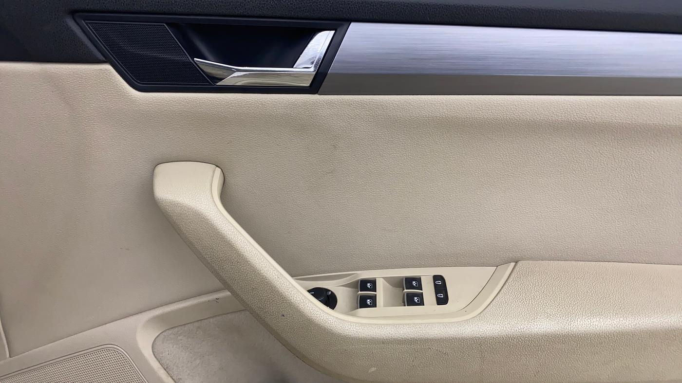 2018 Skoda Superb STYLE 1.8 TSI AT, Petrol, Automatic, 65,106 km, Driver Side Door Panels Control