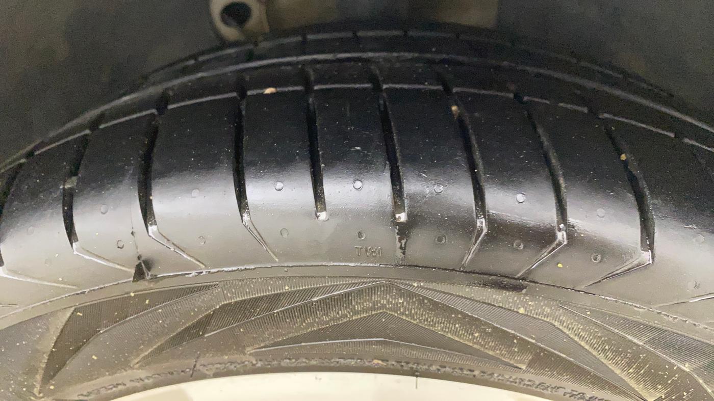 2018 Skoda Superb STYLE 1.8 TSI AT, Petrol, Automatic, 65,106 km, Right Front Tyre Tread