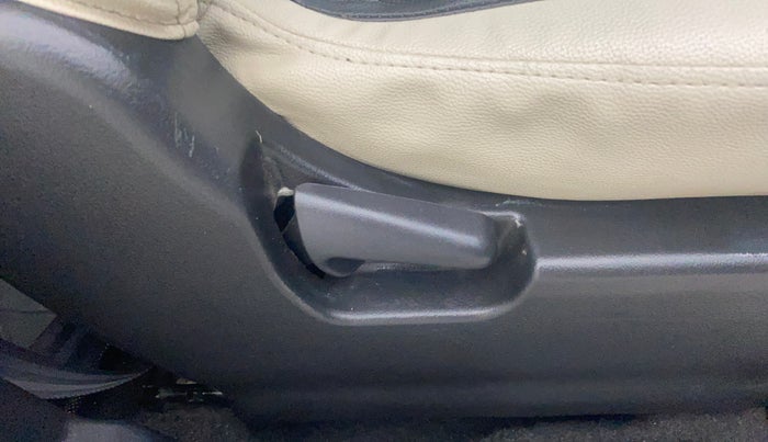 2016 Maruti Wagon R 1.0 VXI, Petrol, Manual, 63,564 km, Driver Side Adjustment Panel