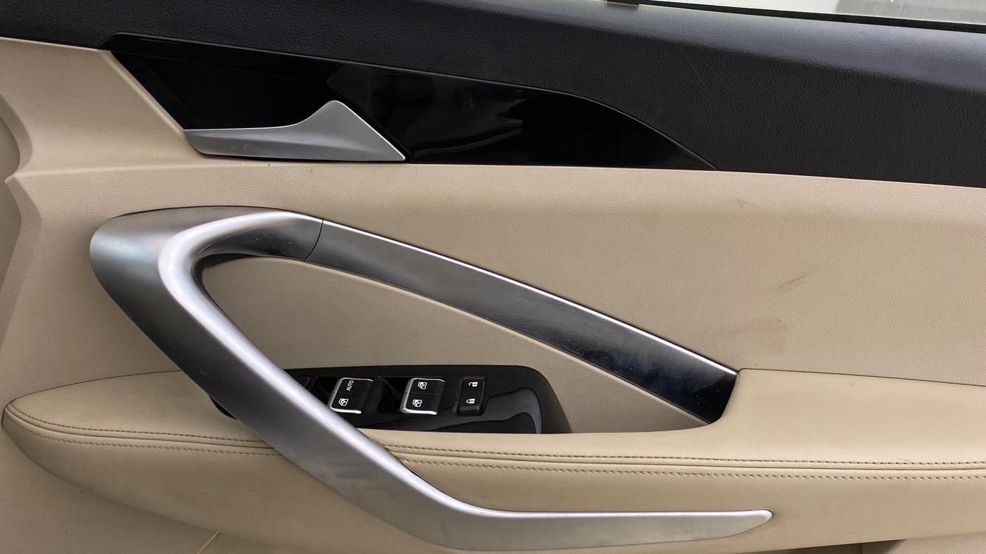 2021 MG HECTOR SHARP HYBRID 1.5 PETROL, Petrol, Manual, 39,910 km, Driver Side Door Panels Control
