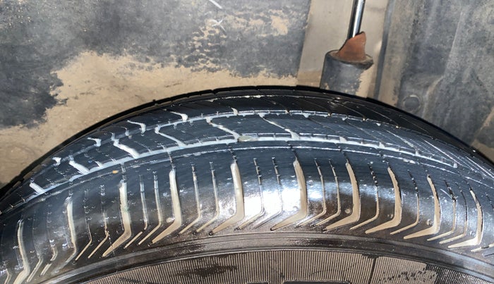 2015 Maruti Swift Dzire VXI, Petrol, Manual, 51,307 km, Left Rear Tyre Tread