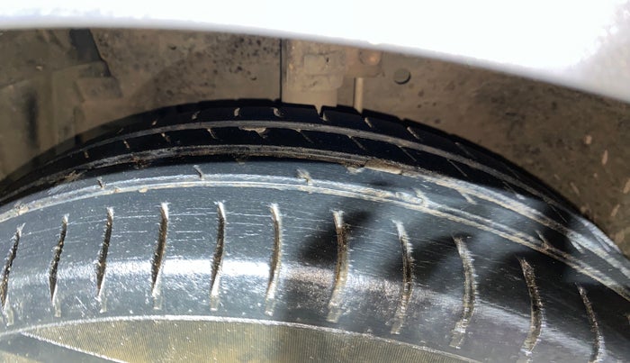 2014 Maruti Swift VXI, Petrol, Manual, 68,323 km, Left Front Tyre Tread