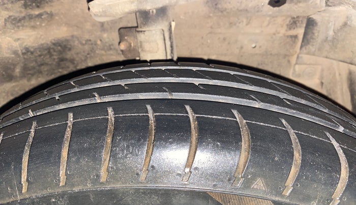 2014 Maruti Swift VXI, Petrol, Manual, 68,323 km, Right Front Tyre Tread