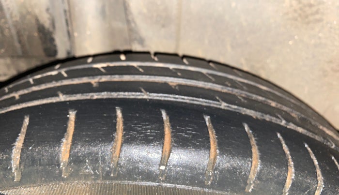 2014 Maruti Swift VXI, Petrol, Manual, 68,323 km, Right Rear Tyre Tread