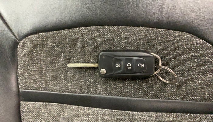 2018 Tata NEXON XM PETROL, Petrol, Manual, 68,828 km, Key Close Up