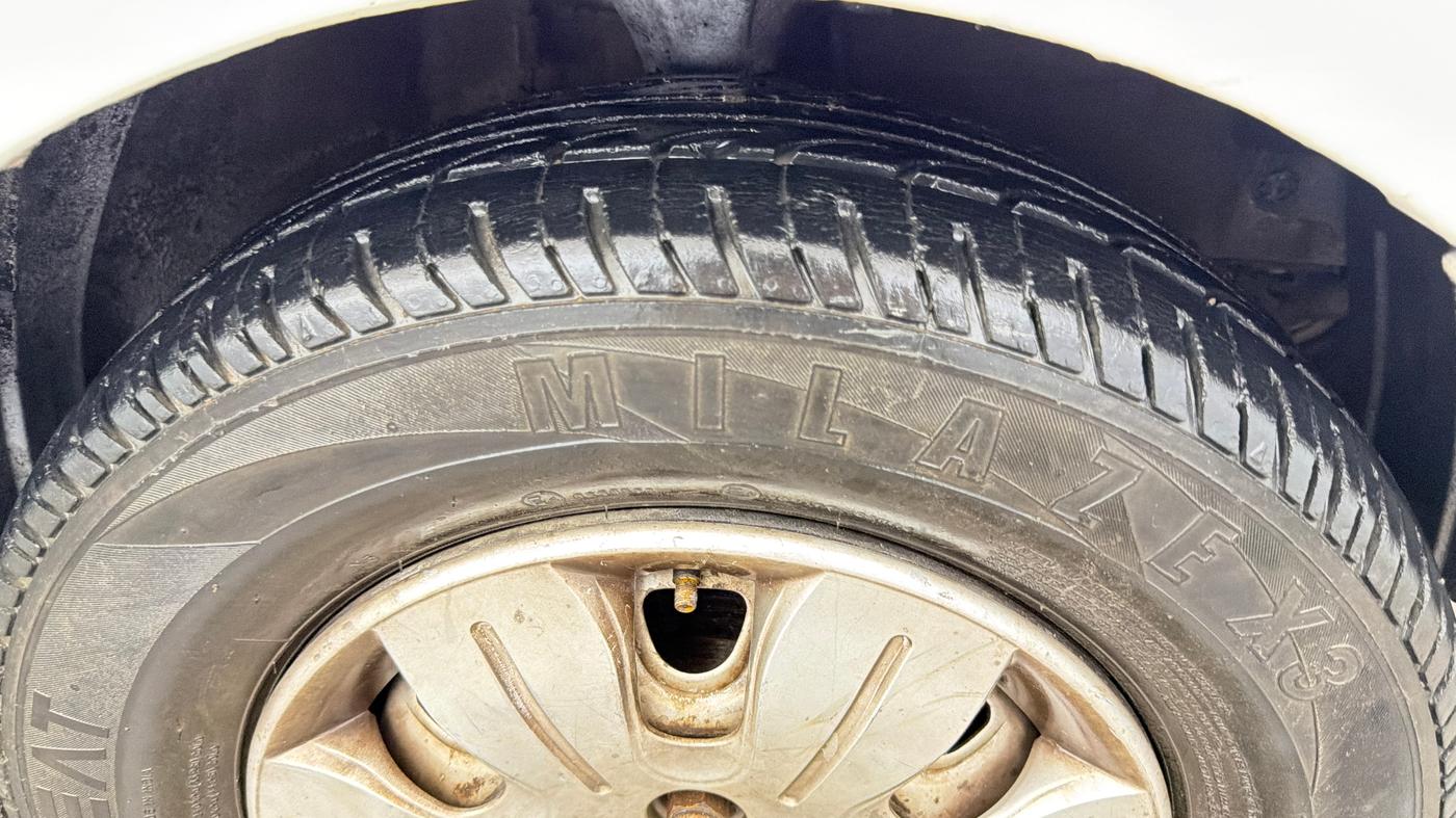 2015 Hyundai i10 MAGNA 1.1, CNG, Manual, 76,200 km, Right Front Tyre Tread