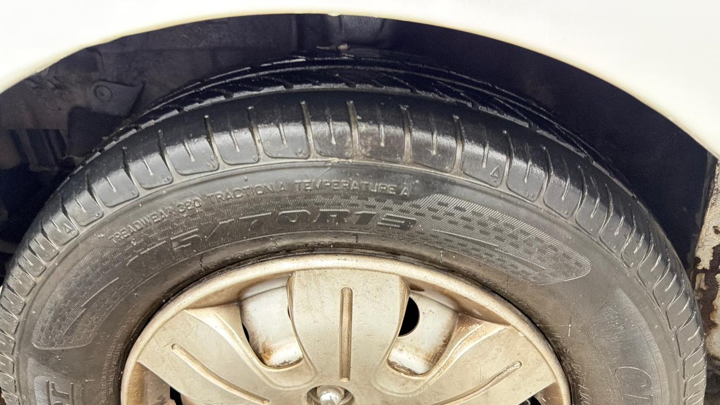 2015 Hyundai i10 MAGNA 1.1, CNG, Manual, 76,200 km, Left Front Tyre Tread