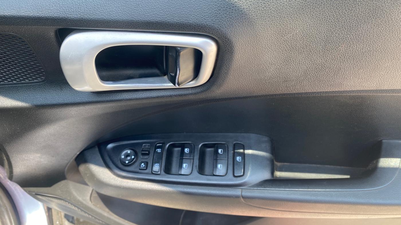 2020 Hyundai VENUE SX 1.5 CRDI, Diesel, Manual, 1,26,692 km, Driver Side Door Panels Control