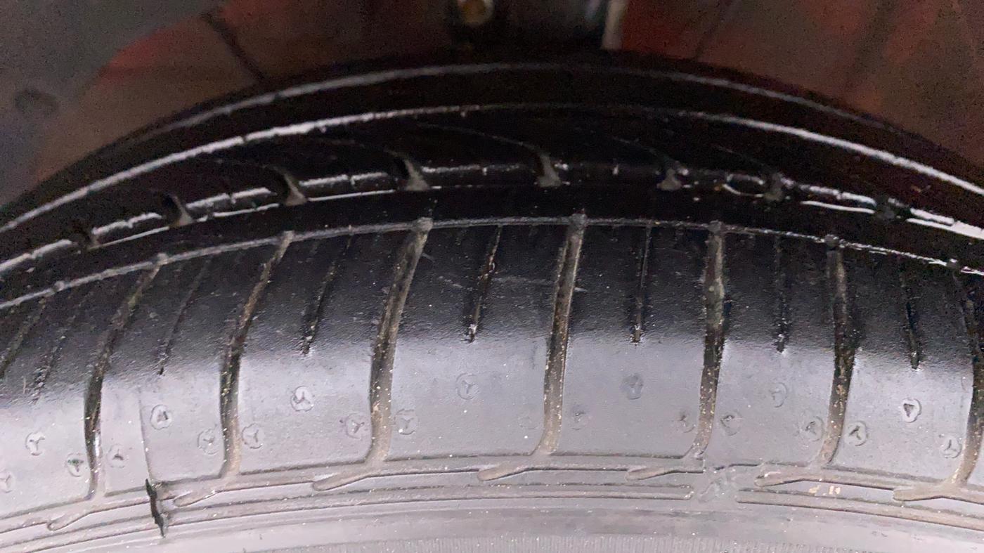 2018 Maruti Swift ZXI+, Petrol, Manual, 80,457 km, Left Front Tyre Tread