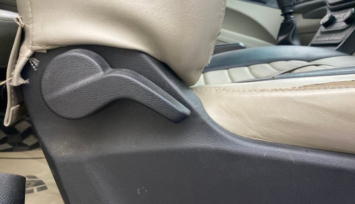 2019 Mahindra MARAZZO M2 8 STR, Diesel, Manual, 1,15,714 km, Driver Side Adjustment Panel