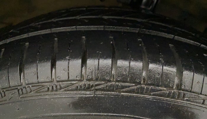 2015 Maruti Swift VXI, Petrol, Manual, 75,505 km, Right Rear Tyre Tread