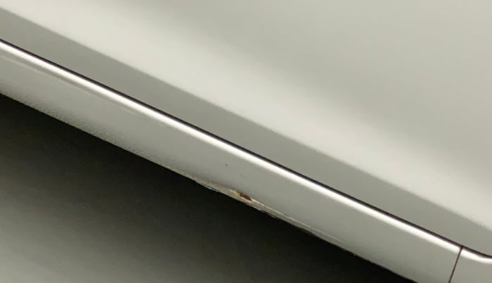 2015 Maruti Swift VXI, Petrol, Manual, 75,505 km, Right running board - Paint has minor damage