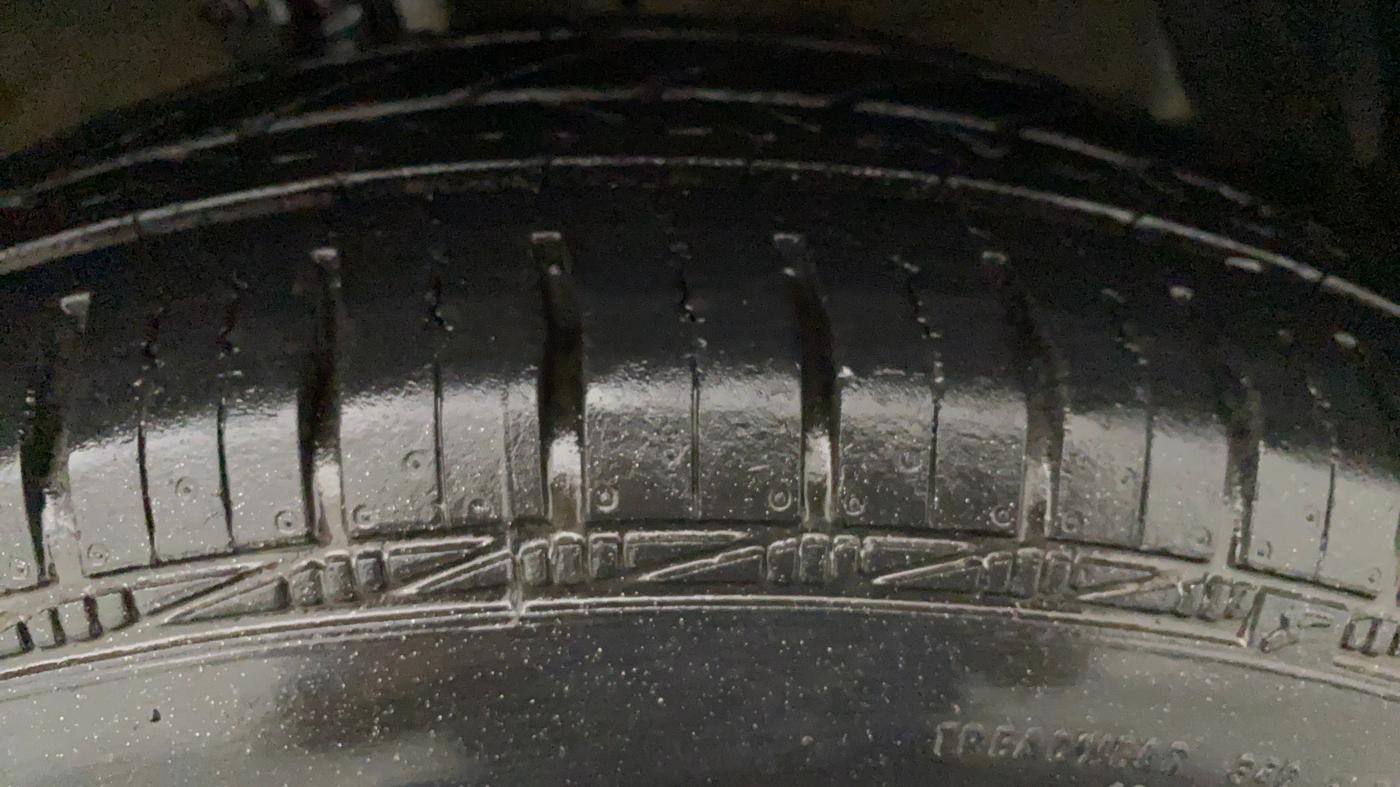 2015 Maruti Swift VXI, Petrol, Manual, 75,505 km, Left Front Tyre Tread