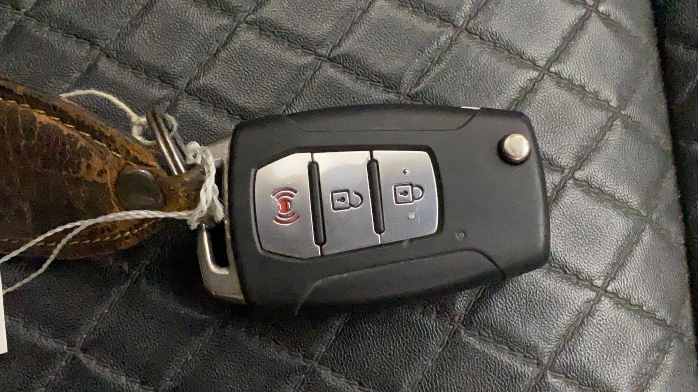 2020 Mahindra XUV300 W8 1.2 PETROL, Petrol, Manual, 50 km, Key Close Up