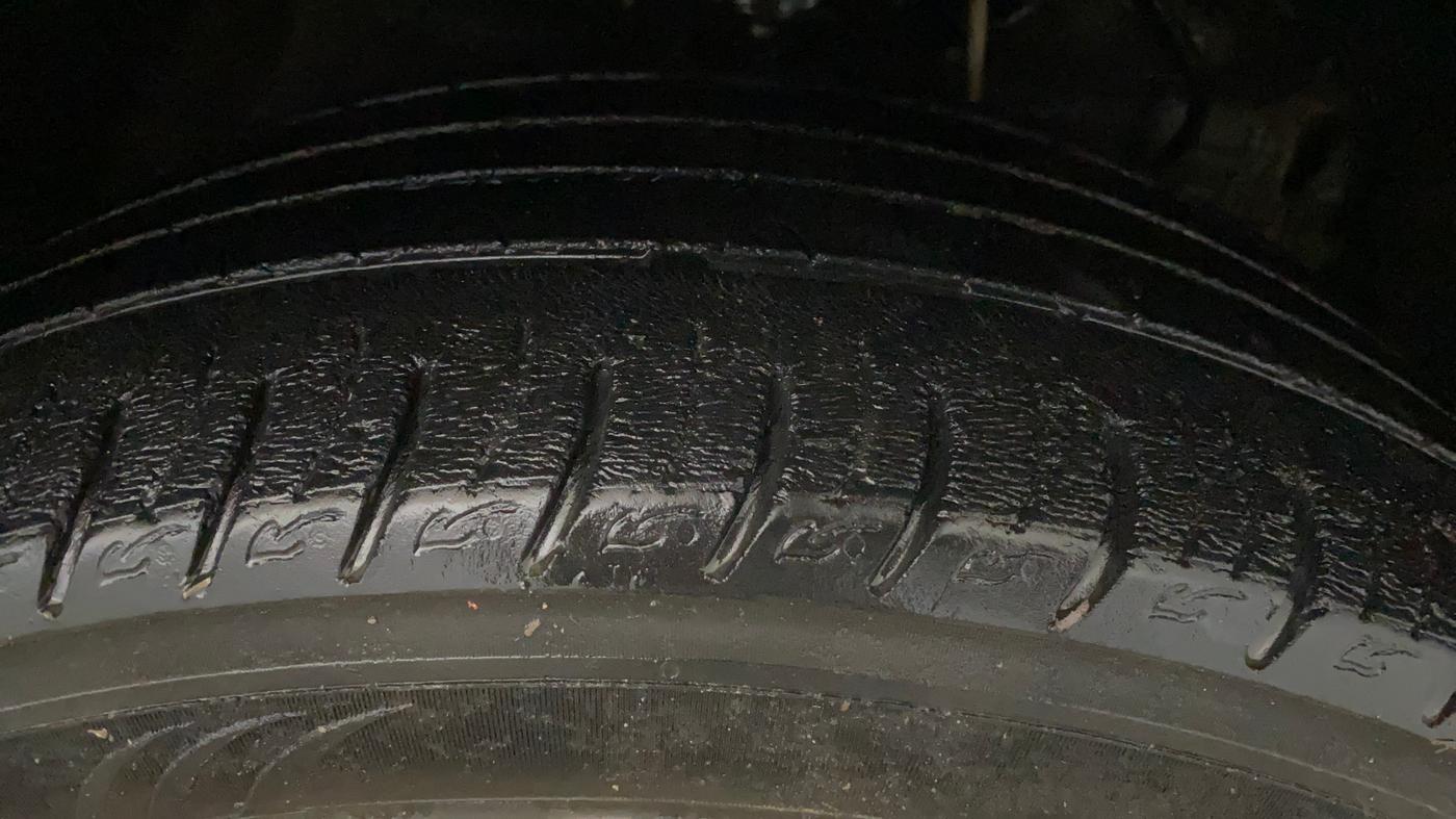 2020 Mahindra XUV300 W8 1.2 PETROL, Petrol, Manual, 50 km, Right Front Tyre Tread