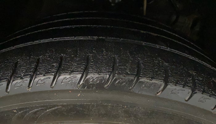 2020 Mahindra XUV300 W8 1.2 PETROL, Petrol, Manual, 50 km, Right Front Tyre Tread