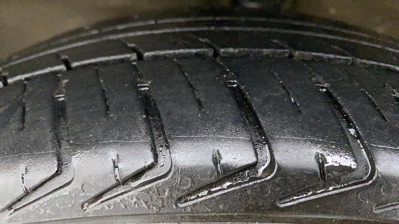 2013 Maruti Wagon R 1.0 VXI, Petrol, Manual, 54,296 km, Left Front Tyre Tread