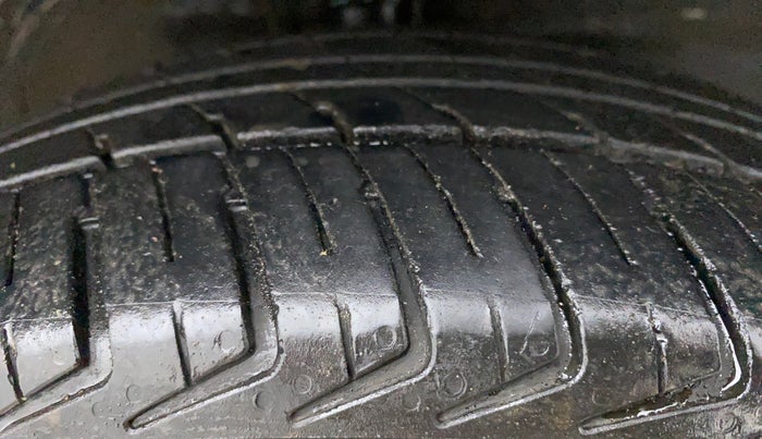 2013 Maruti Wagon R 1.0 VXI, Petrol, Manual, 54,296 km, Right Front Tyre Tread