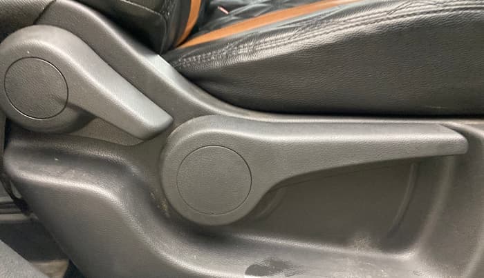 2021 Nissan Kicks XV 1.5, Petrol, Manual, 71,247 km, Driver Side Adjustment Panel