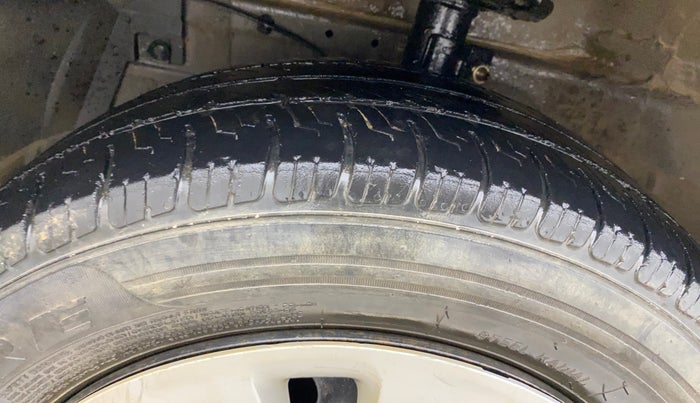 2016 Maruti Ertiga VXI, CNG, Manual, 1,30,738 km, Left Front Tyre Tread
