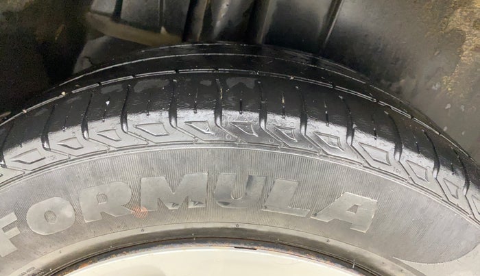 2016 Maruti Ertiga VXI, CNG, Manual, 1,30,738 km, Right Rear Tyre Tread