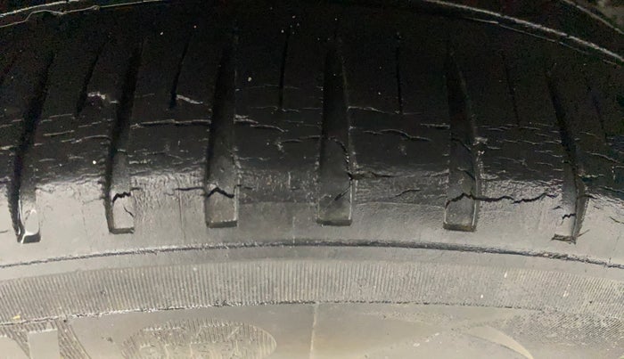 2015 Honda City 1.5L I-VTEC SV CVT, Petrol, Automatic, 1,07,354 km, Right Rear Tyre Tread