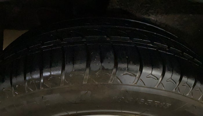 2023 KIA CARENS PRESTIGE 1.5 PETROL 7 STR, Petrol, Manual, 38,215 km, Right Rear Tyre Tread