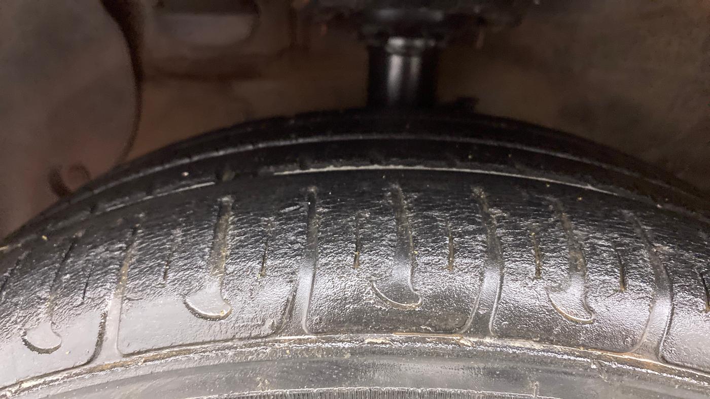 2018 Hyundai Grand i10 MAGNA AT 1.2 KAPPA VTVT, Petrol, Automatic, 26,646 km, Left Front Tyre Tread