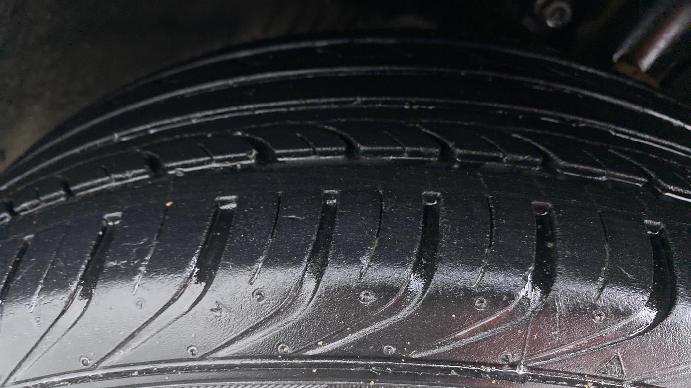 2015 Volkswagen Vento HIGHLINE PETROL, Petrol, Manual, 26,435 km, Left Front Tyre Tread
