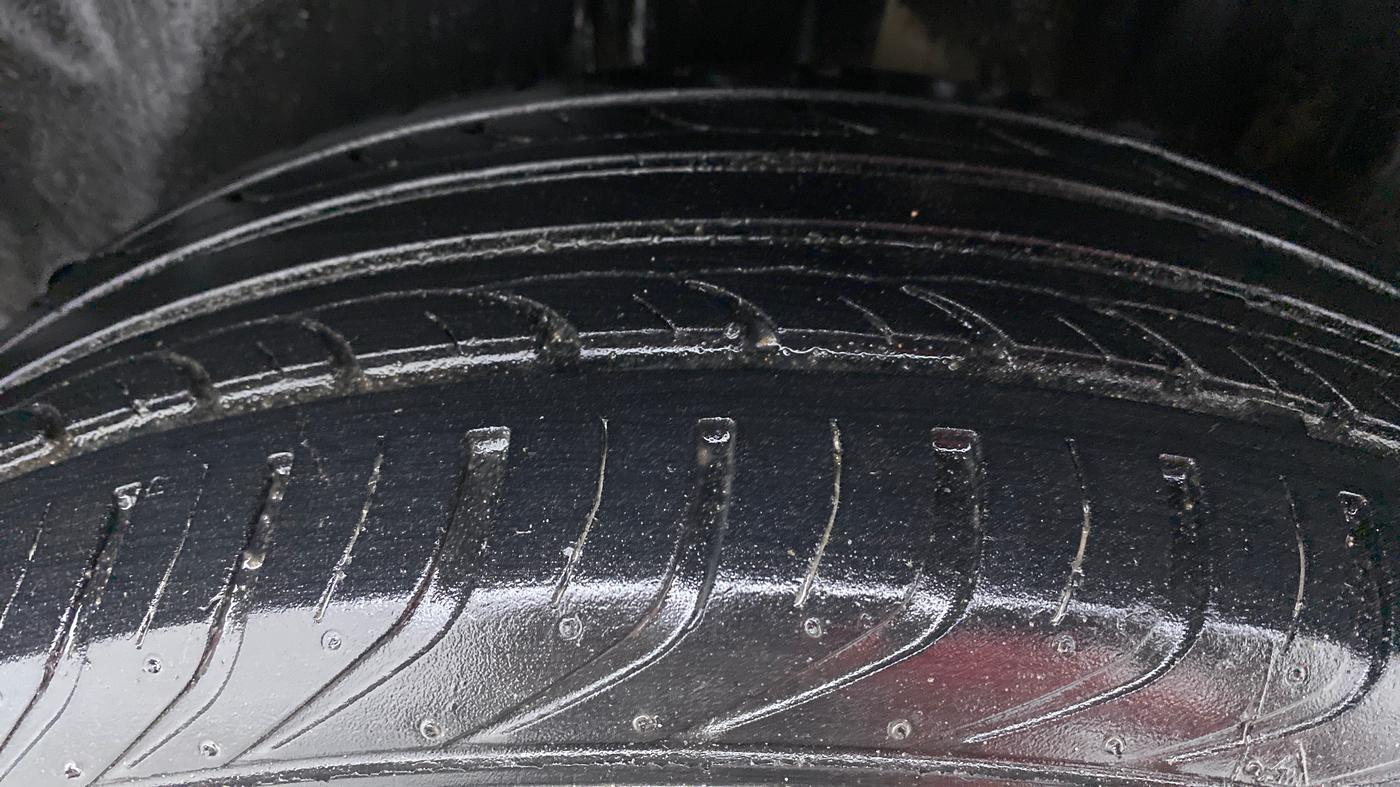 2015 Volkswagen Vento HIGHLINE PETROL, Petrol, Manual, 26,435 km, Left Rear Tyre Tread