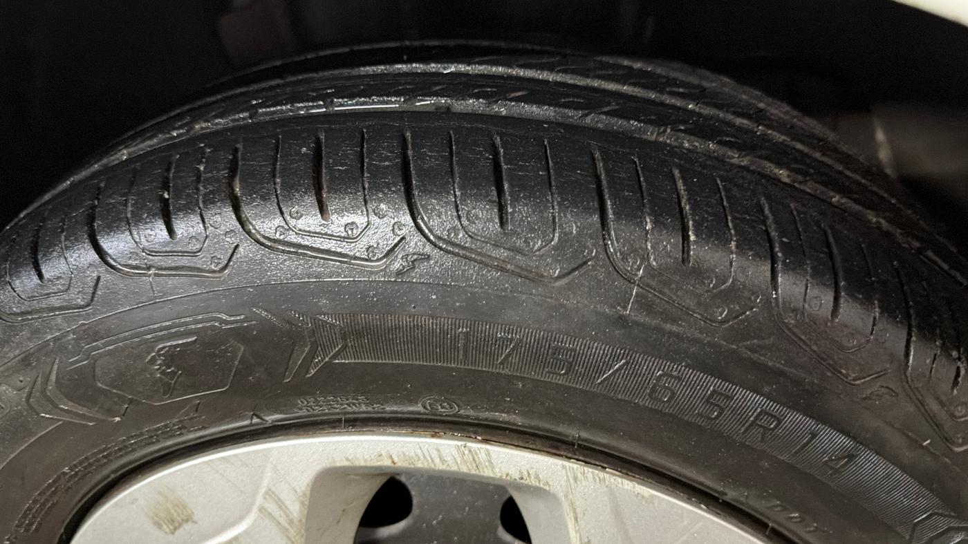 2023 Tata TIGOR XZ PETROL, Petrol, Manual, 29,439 km, Right Front Tyre Tread