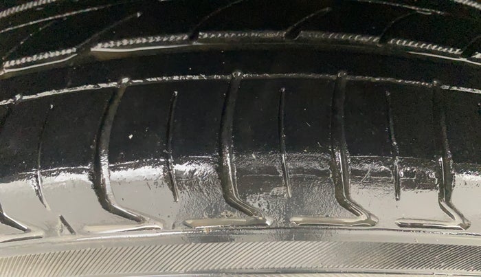 2014 Volkswagen Vento HIGHLINE PETROL AT, Petrol, Automatic, 1,05,011 km, Left Front Tyre Tread