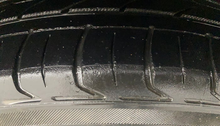 2014 Volkswagen Vento HIGHLINE PETROL AT, Petrol, Automatic, 1,05,011 km, Right Front Tyre Tread