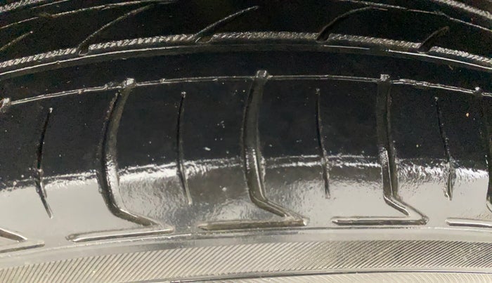 2014 Volkswagen Vento HIGHLINE PETROL AT, Petrol, Automatic, 1,05,011 km, Right Rear Tyre Tread