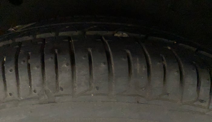 2013 Hyundai i10 MAGNA 1.2, Petrol, Manual, 29,331 km, Right Front Tyre Tread