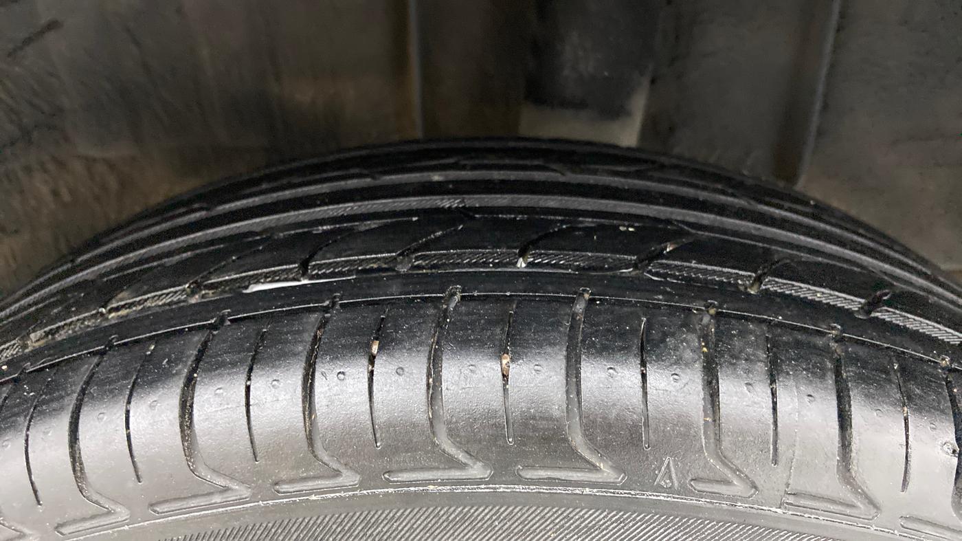 2019 Renault TRIBER RXZ, Petrol, Manual, 86,065 km, Left Rear Tyre Tread