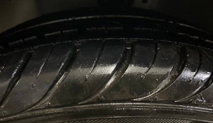 2017 Hyundai Eon ERA +, Petrol, Manual, 28,643 km, Left Front Tyre Tread