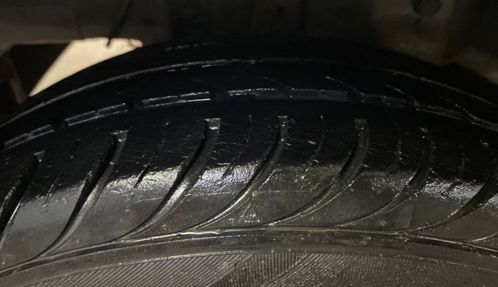 2017 Hyundai Eon ERA +, Petrol, Manual, 28,643 km, Right Rear Tyre Tread
