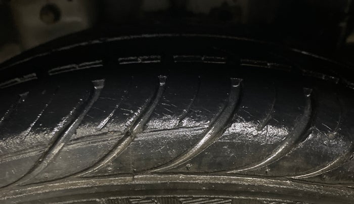 2017 Hyundai Eon ERA +, Petrol, Manual, 28,643 km, Left Rear Tyre Tread