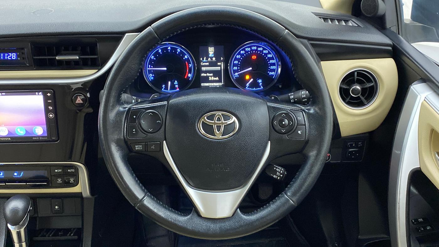 2017 Toyota Corolla Altis VL AT, CNG, Automatic, 96,186 km, Steering Wheel Close Up