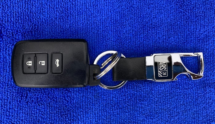 2017 Toyota Corolla Altis VL AT, CNG, Automatic, 96,186 km, Key Close Up