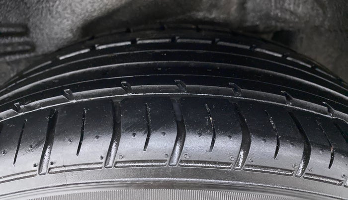 2017 Toyota Corolla Altis VL AT, CNG, Automatic, 96,186 km, Right Rear Tyre Tread