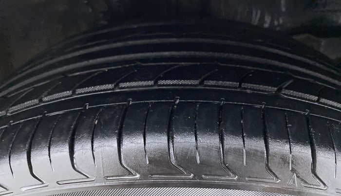 2017 Toyota Corolla Altis VL AT, CNG, Automatic, 96,186 km, Right Front Tyre Tread