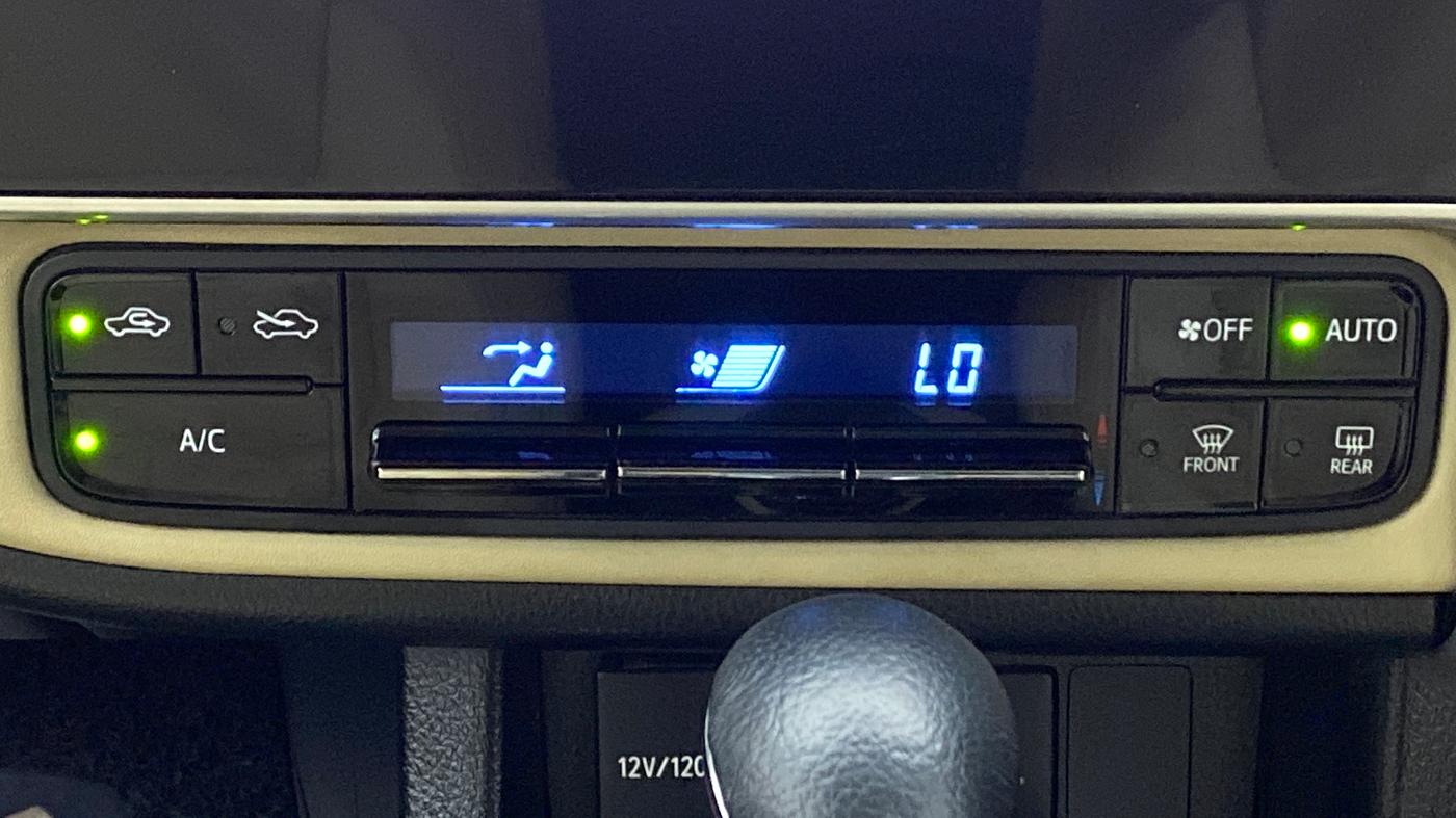 2017 Toyota Corolla Altis VL AT, CNG, Automatic, 96,186 km, Automatic Climate Control
